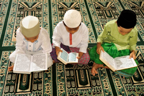 Saat Rayakan Selesainya Penyalinan Bibel, Profesor Barat Puji Alquran karena Isinya Terpelihara