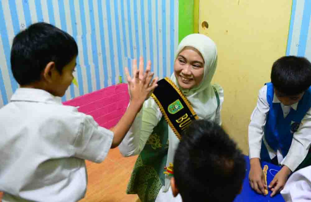 Bunda PAUD Riau Gulirkan Program ‘Peluk Bunda PAUD’ dan Serahkan Bantuan APE