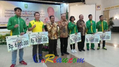 Kontingen Riau Penuhi Target 5 Besar di Popnas 2017 Semarang, Gubri Bagi-bagi Bonus