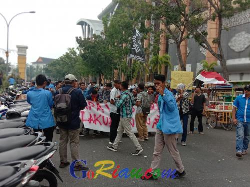 Ribuan Mahasiswa Geruduk Kantor Gubernur Riau