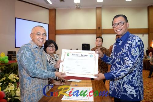 Gubernur Riau Berikan Penghargaan Gebyar PAUD kepada Seluruh Bupati dan Wali Kota