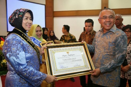 Komit Kembangkan PAUD, Bupati dan Bunda PAUD Inhil Terima Penghargaan dari Pemprov Riau