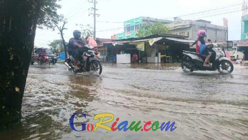 Pasca Dilanda Hujan Deras Semalam, Jalan Garuda Sakti Pekanbaru Tergenang Air Hingga Pagi Ini