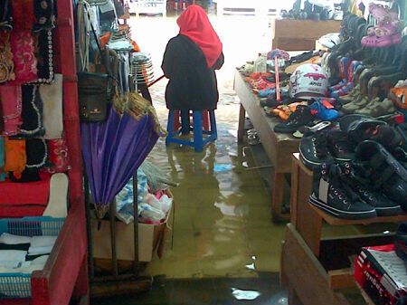 Debit Air Laut Meningkat, Pasar Sandang Pangan Selatpanjang Kebanjiran