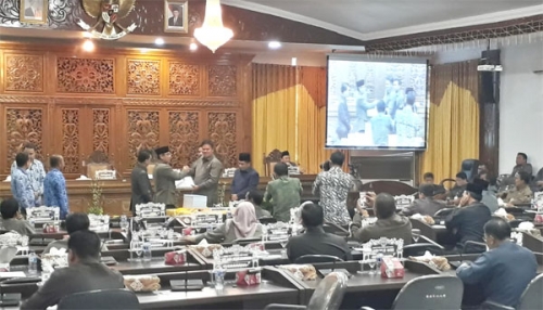 Bupati Mursini Beri Jawaban Atas Pertanyaan Fraksi-fraksi DPRD Kuansing