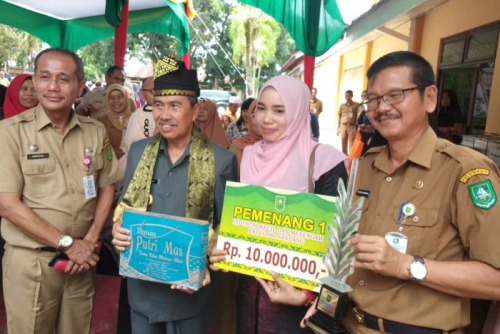 Tenun Putri Emas Bengkalis Raih Adikriya dari Gubernur Riau