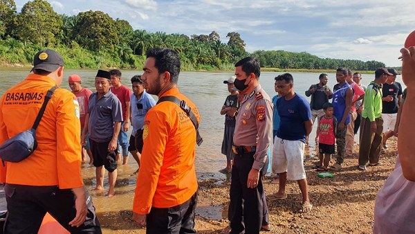 Pergi Mancing dengan Keluarga, 3 Kakak Beradik di Kampar Hanyut Terseret Arus Sungai