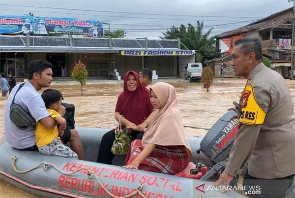 Rumahnya Diterjang Banjir Kiriman dari Padang Lawas, Ibu Hamil Bukaan Dua di Rohul Diselamat Pakai Perahu Karet