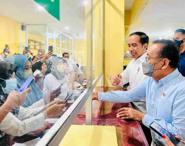 Presiden Jokowi Cek Pelayanan BPJS di RSUD Arifin Achmad