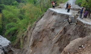 GoRiau Pasangan Suami-Istri Tewas Tertimbun Tanah Longsor, Putrinya Berusia 6 Tahun Selamat