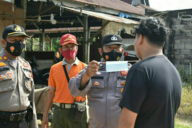 Satgas Covid-19 Pelalawan Bagikan Masker hingga Semprot Disinfektan di Jalan Raya