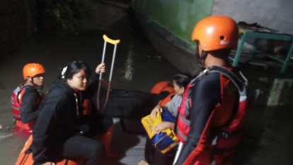 GoRiau Banjir Menimpa Kelurahan Marpoyan, Basarnas Evakuasi Bayi dan 12 Warga