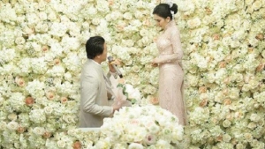 GoRiau Syahrini Unggah Foto Reino Barack Bersimpuh di Hadapannya