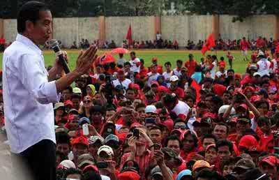 Panggung Ambruk, Jokowi Nyaris Jatuh