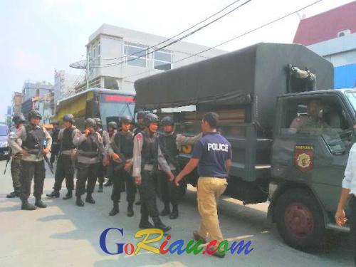 Breaking News: Puluhan Polisi Bersenjata Lengkap Buru Preman di Kampung Dalam