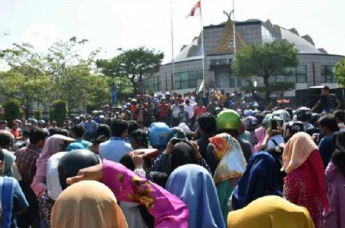 Ahmad Fikri Sambut Ribuan Massa di Gedung DPRD Terkait Sengketa Lahan