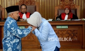 GoRiau Minta Maaf, Ratna Sarumpaet Cium Tangan Amien Rais di Ruang Sidang