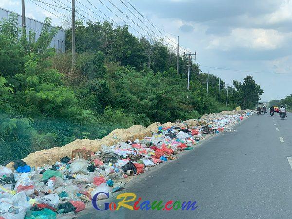 Tumpukan Sampah di Median Jalan Air Hitam Pekanbaru Semakin Tak Terbendung