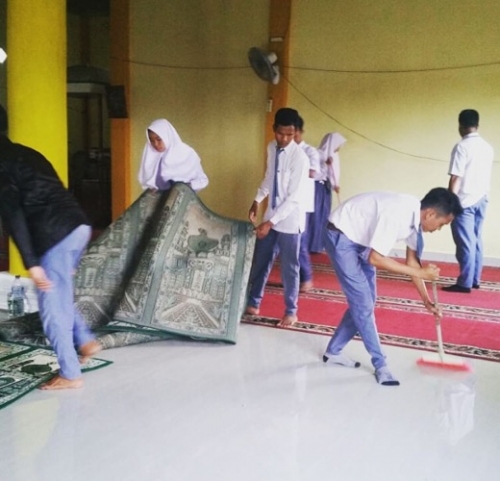 Lulus UN, Pelajar SMK An-Nur Kuala Selat Inhil Bersih-bersih Masjid