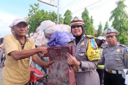 Operasi Muara Takus, Satlantas Polres Inhil Bagi-bagi Coklat, Bunga dan Sembako ke Pengendara yang Taati Aturan