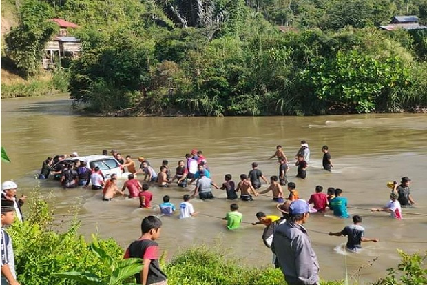 Avanza Bermuatan 10 Pemudik Terjun ke Sungai, 3 Hilang dan 7 Luka-luka