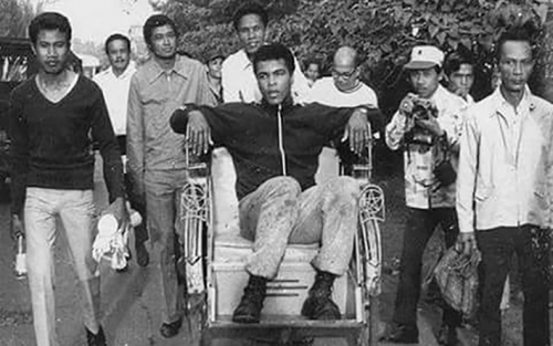 Lihat Foto Unik Ini, Saat Muhammad Ali Naik Becak di Indonesia