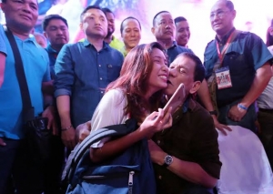GoRiau Cium Bibir Wanita di Depan Umum di Seoul, Presiden Filipina Anggap Lelucon, Pembela Perempuan Sebut Menjijikkan