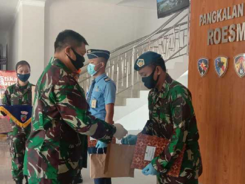 Danlanud Roesmin Nurjadin Pekanbaru Beri Penghargaan Petugas yang Berhasil Gagalkan Penyelundupan Narkoba di Bandara SSK II Pekanbaru