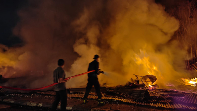 Kebakaran Hebat di Kuansing, 2 Ruko dan 9 Kios Hangus