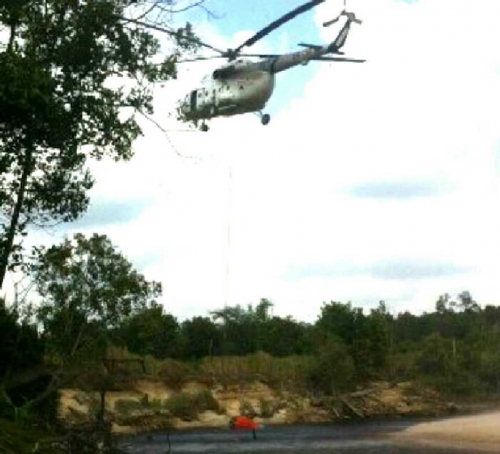 Helikopter Lakukan Water Bombing di Taman Nasional Teso Nilo
