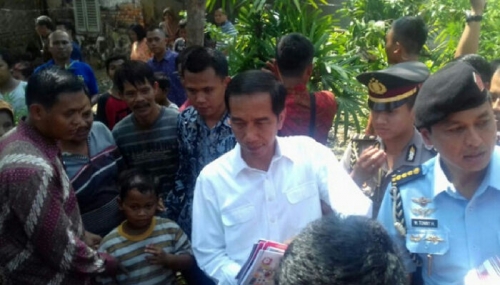 Merasa Bermimpi, Nenek Karniti Pingsan Saat Bertemu Jokowi