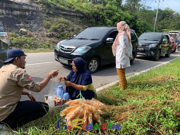 Jalan Sumbar-Riau Putus Bawa Berkah Bagi Warga di Rimbo Datar