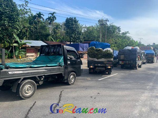 Jalan Lintas Sumbar-Riau Putus, Angkutan Sembako Hanya Bisa Sabar Ketimbang Putar Balik
