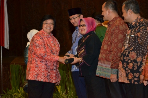Menteri LHK Berikan Penghargaan Pembina Proklim kepada Gubernur Riau