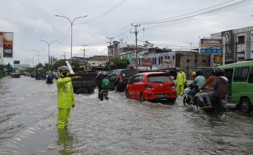 Sejumlah Ruas Jalan Kota Pekanbaru Banjir, PUPR: Gorong-gorongnya Terlalu Kecil
