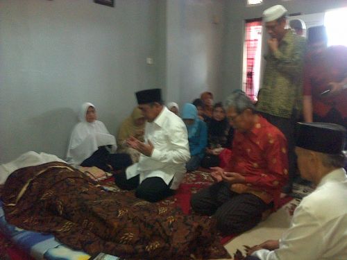 Herman Sempatkan Melayat ke Rumah Duka dan Berdoa Untuk M Yamin Lubis