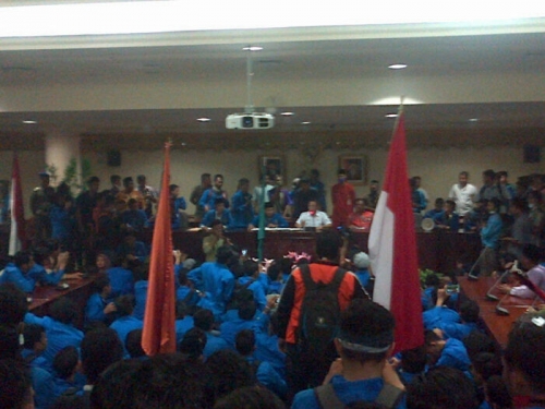 Minta Presiden Jokowi Turun, Ratusan Mahasiswa UIR Penuhi Gedung Dewan