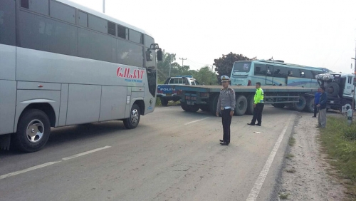 Ini Foto-foto Kecelakaan Maut Antara Bus dan Truk Tronton yang Tewaskan 4 Orang di Rohil Subuh Tadi