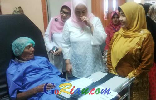 Puluhan Lansia di Riau Jalani Operasi Katarak Gratis di RSUD Arifin Achmad