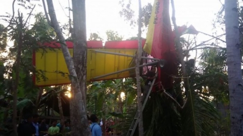 Pesawat Jatuh dan Tersangkut Pohon di Halaman Rumah Warga di Gunungkidul