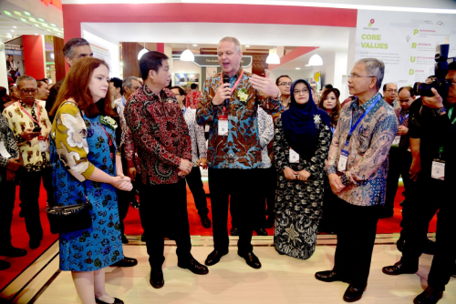 Menteri ESDM Kunjungi Stand Chevron di IPA Convex Ke-43, Kevin Lyon: 95 Tahun Kami Berkembang di Indonesia