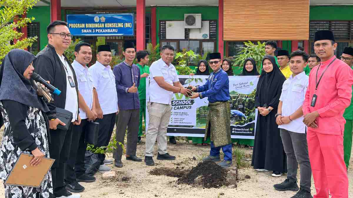Hijaukan Ruang Publik Pekanbaru, Yayasan BTM Tanam Pohon Lintas Generasi di Sekolah dan Kampus