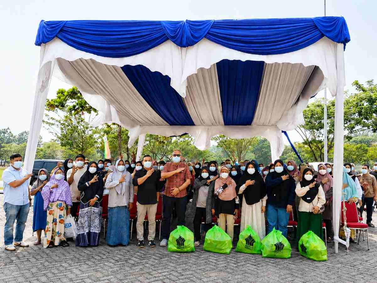 Kabut Asap Karhutla Selimuti Pekanbaru, PTPN IV Regional III Salurkan 1,1 Ton Sembako untuk Warga