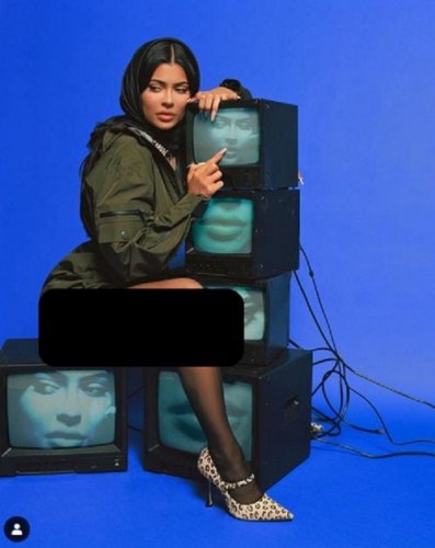 Kylie Jenner Unggah Foto Pakai Hijab Tanpa Celana, Warganet: Apa yang Ada di Kepalamu? Tidak Sopan