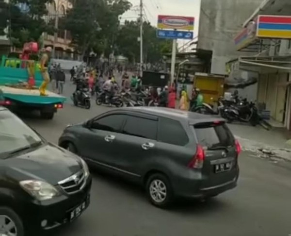 Sore Tadi, Dua Kelompok Bentrok, Saling Lempar Batu di Jalan Setia Budi Pekanbaru