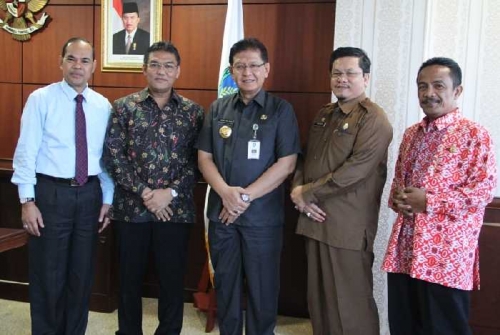Laporkan Perkembangan Usaha dan Program Baru, Dirut Bank Riau Kepri Silaturahmi dengan Penjabat Gubernur Kepri