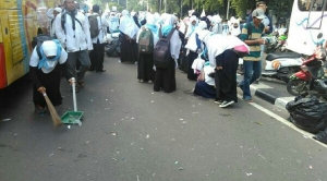 GoRiau Santri Yusuf Mansyur dan Aa Gym Punguti Sampah di Depan Gereja Katedral dan Masjid Istiqlal