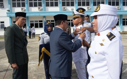 Plt Sekda Lantik 39 Taruna Taruni Kemaritiman Poltek Bengkalis