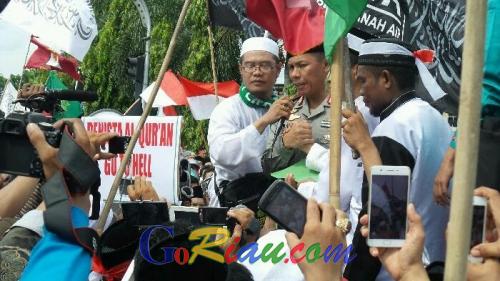 Berikut 3 Tuntutan dalam Petisi yang Diserahkan Ribuan Umat Muslim ke Kapolda Riau di Bundaran Tugu Zapin Pekanbaru