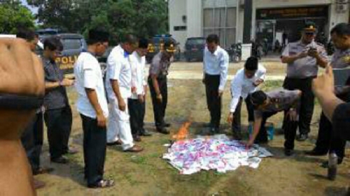 KPU Siak Bakar 3.457 Surat Suara yang Rusak